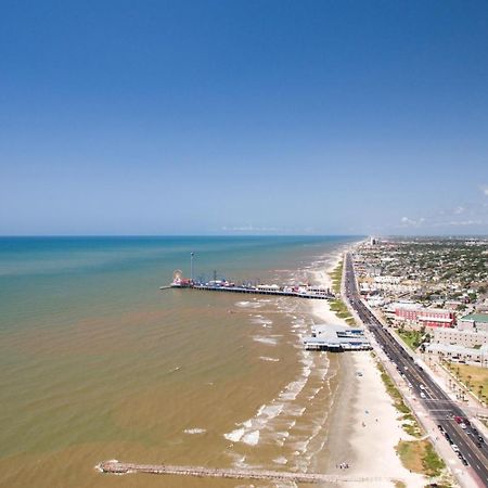 The Beachy & Charming Whale Galveston Exterior photo