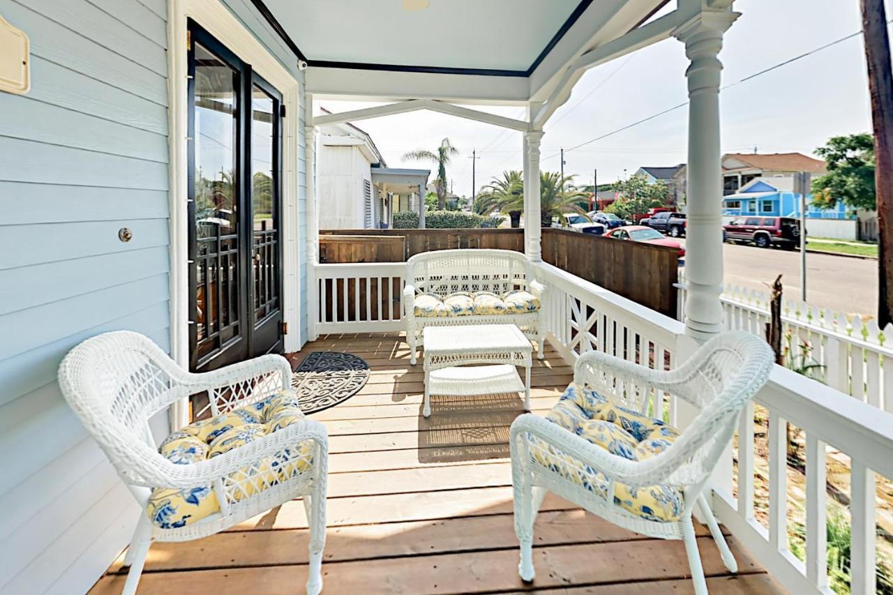 The Beachy & Charming Whale Galveston Exterior photo